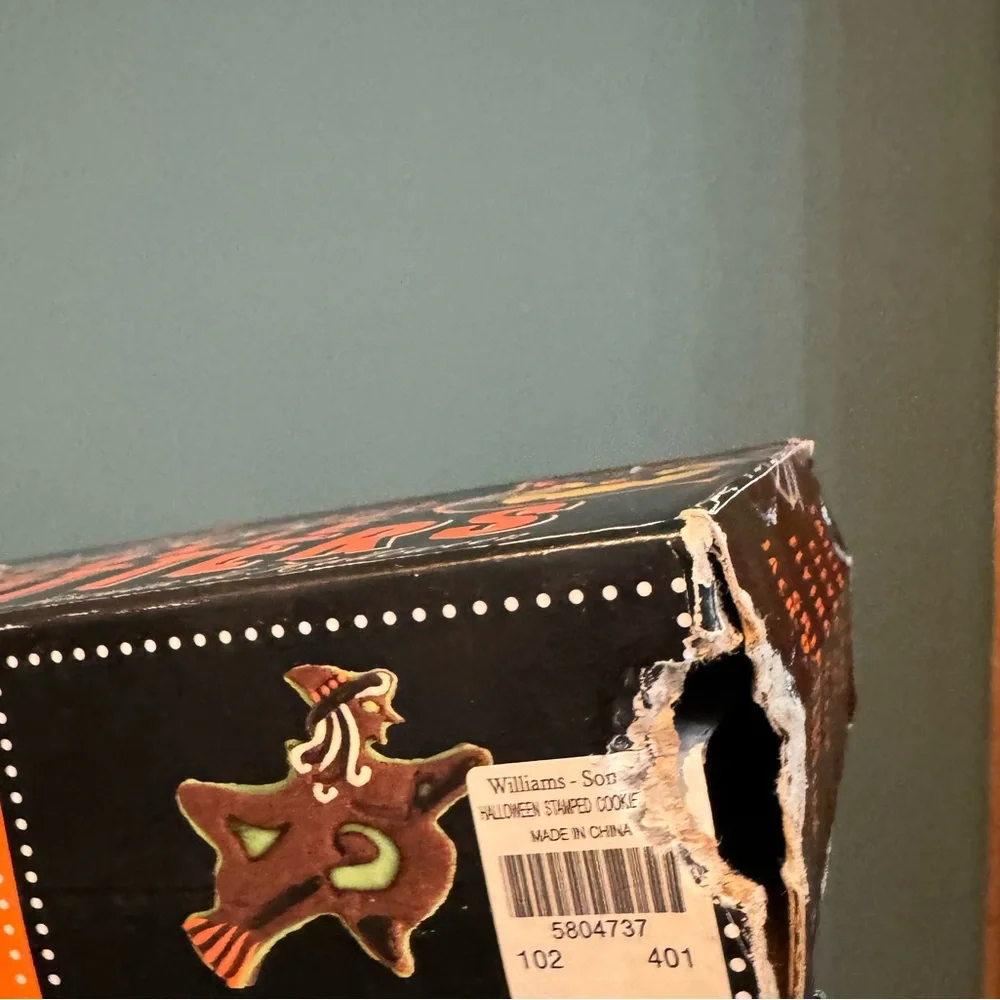 Williams Sonoma Halloween Cookie Cutter Set - cat, Jack o’Latern, Skull, Witch